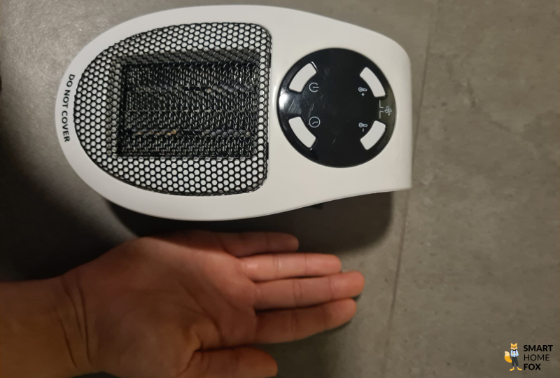 Instaheat neben Hand zum Größenvergleich
